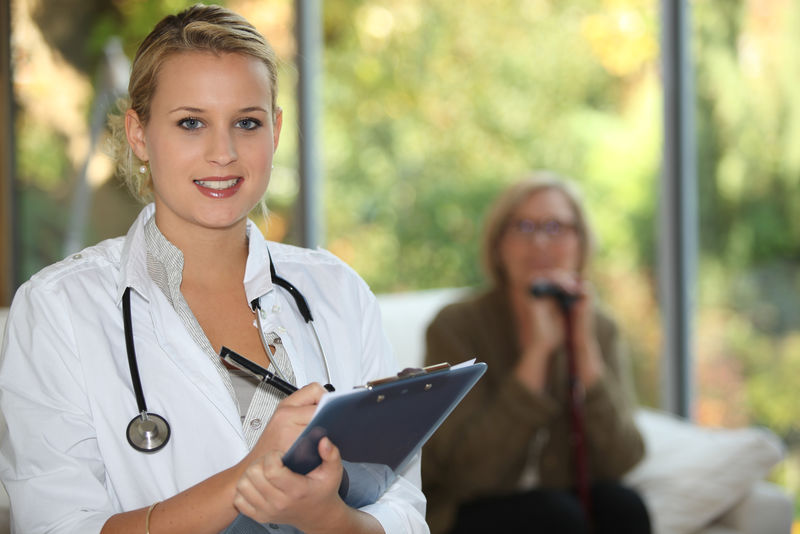 护士在家帮助老太太