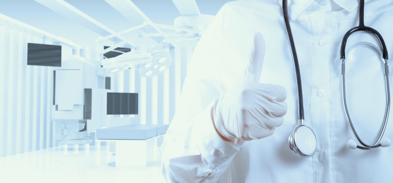 手握听诊器和办公室背景的聪明医生