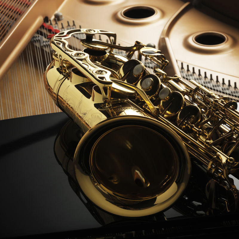 大钢琴上的阿尔托萨克斯风