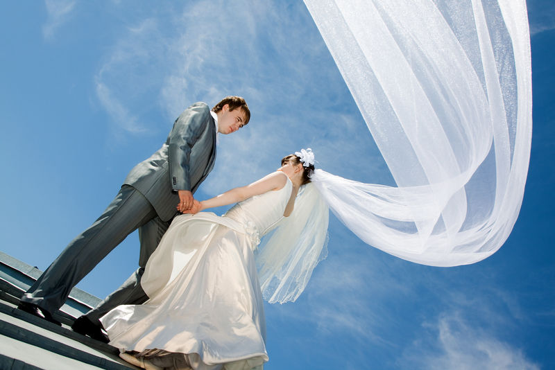 海滩上举行婚礼的情景