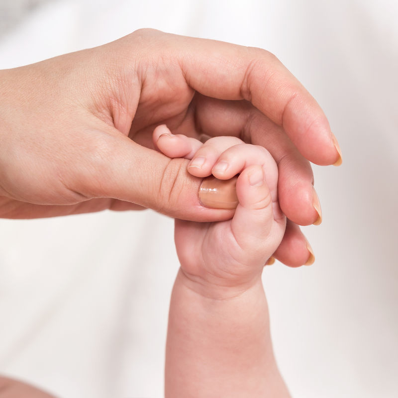 孩子和妈妈的手