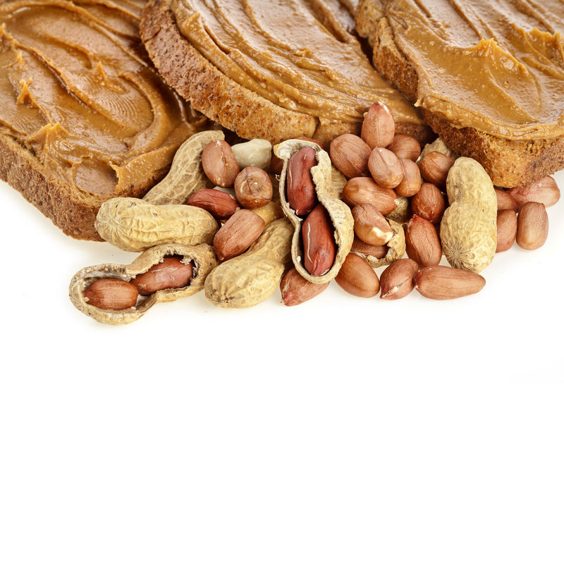 白底花生酱三明治和花生