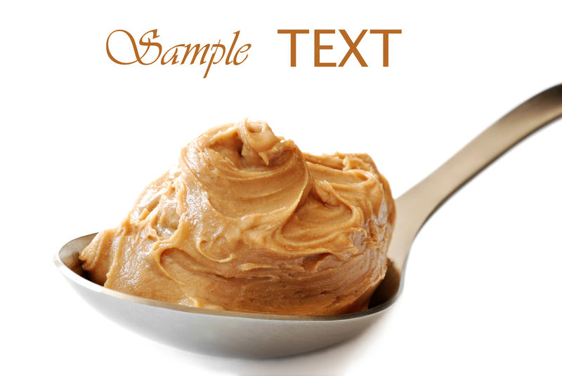 大勺花生酱-白色背景-带复印空间-具有浅度的宏