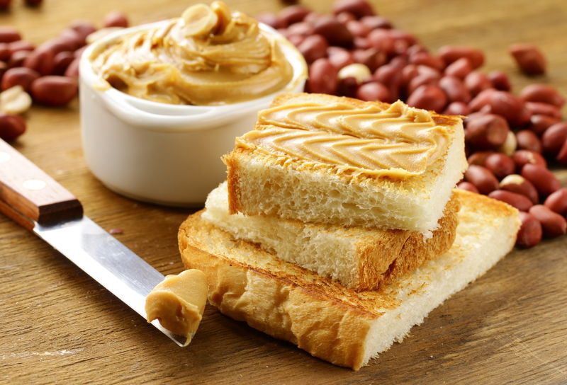 桌上的花生酱和坚果