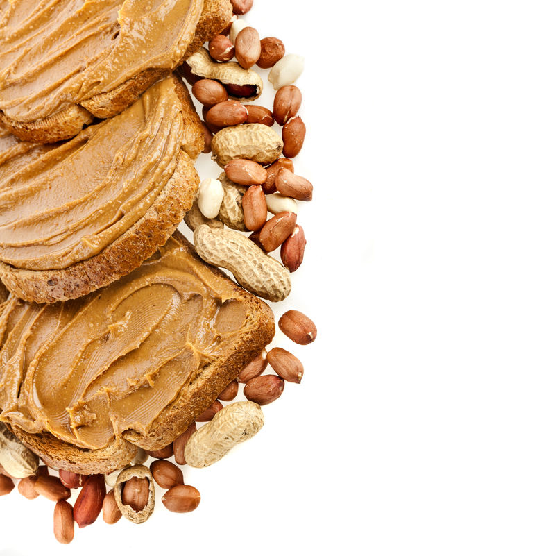 白底花生酱三明治和花生的边缘