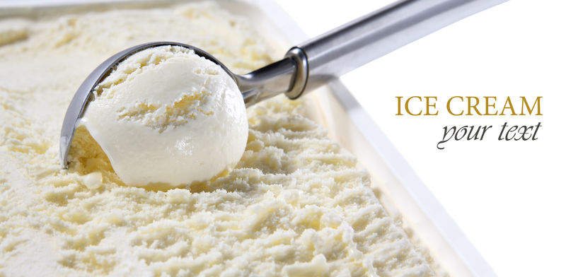 从容器中舀出来的香草冰淇淋