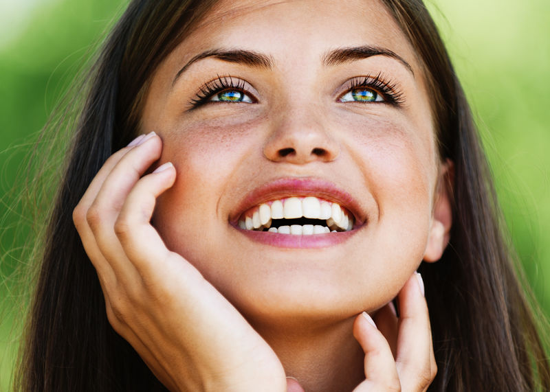 露肩大笑的年轻女子的画像