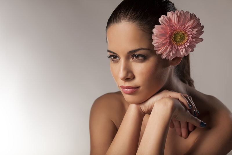 年轻美丽的少女与非洲菊的肖像