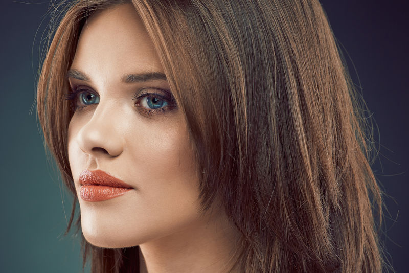 年轻的美女脸-长发-性感的女孩-特写肖像