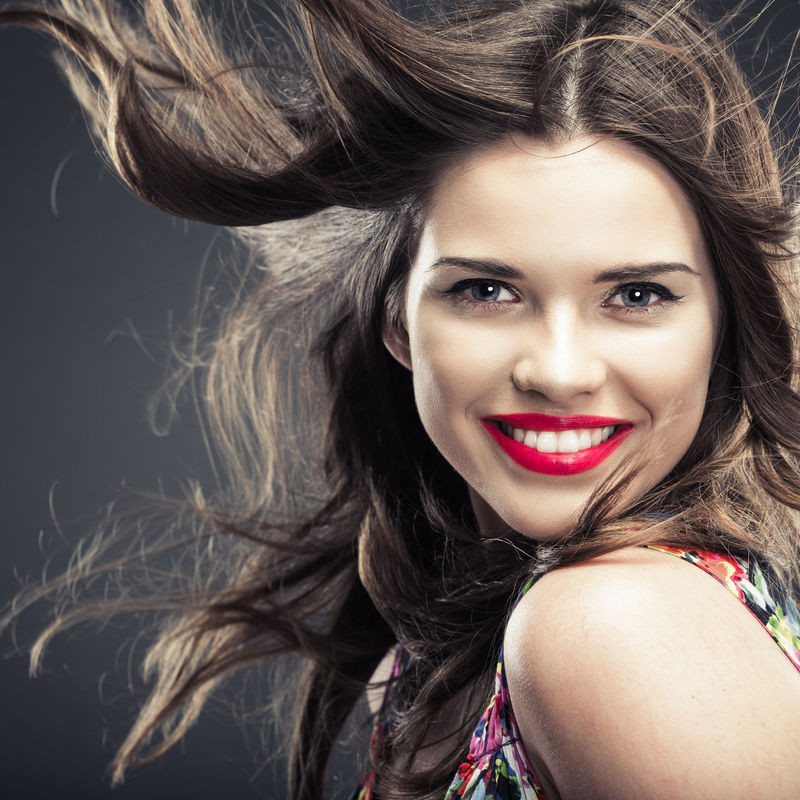 女性发型时尚肖像-孤立的-紧闭女性的脸