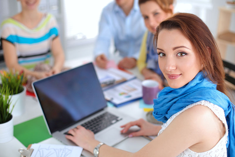 迷人的女设计师西丁在办公室里的肖像