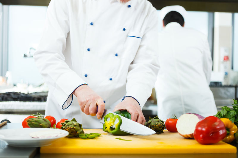 友好的厨师在厨房准备蔬菜