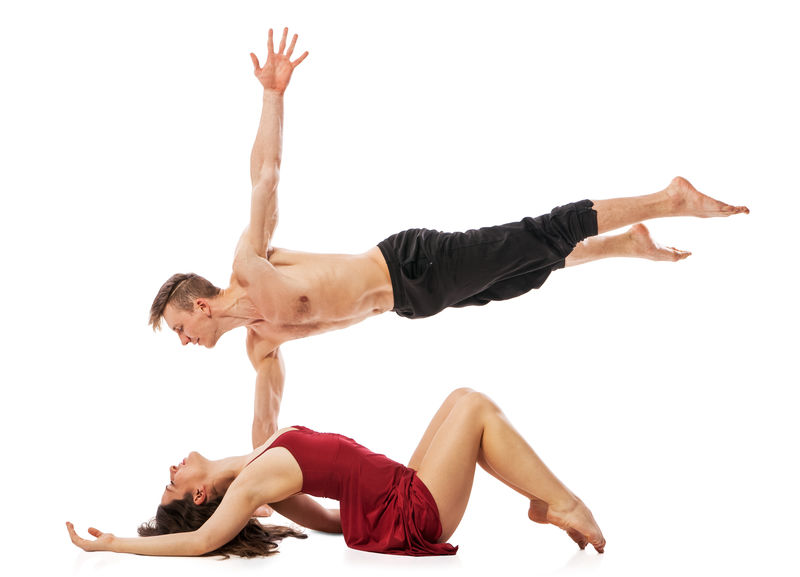 几位芭蕾舞演员孤零零地摆姿势