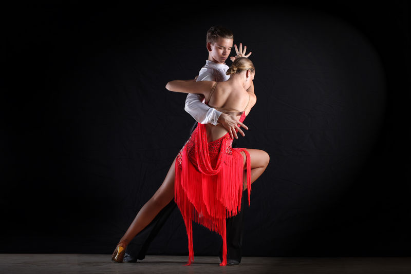 舞厅里黑底舞者