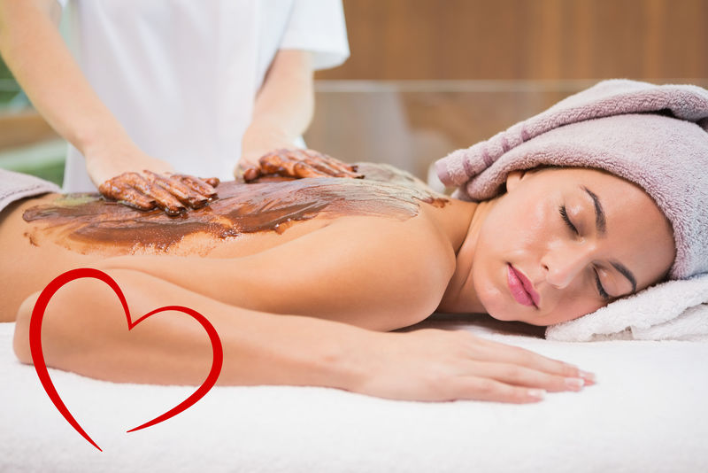 在水疗中心接受巧克力面膜的迷人女性