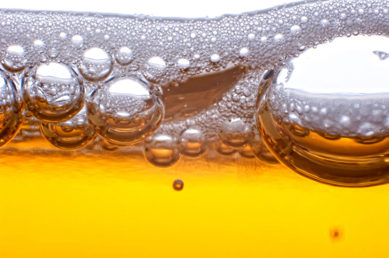 啤酒在高倍放大和特写镜头中会起泡