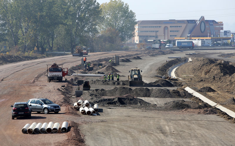 工人们正在完成修路工作