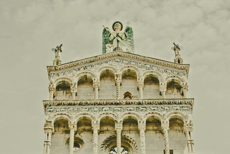 意大利托斯卡纳卢卡大教堂正面的艺术细节