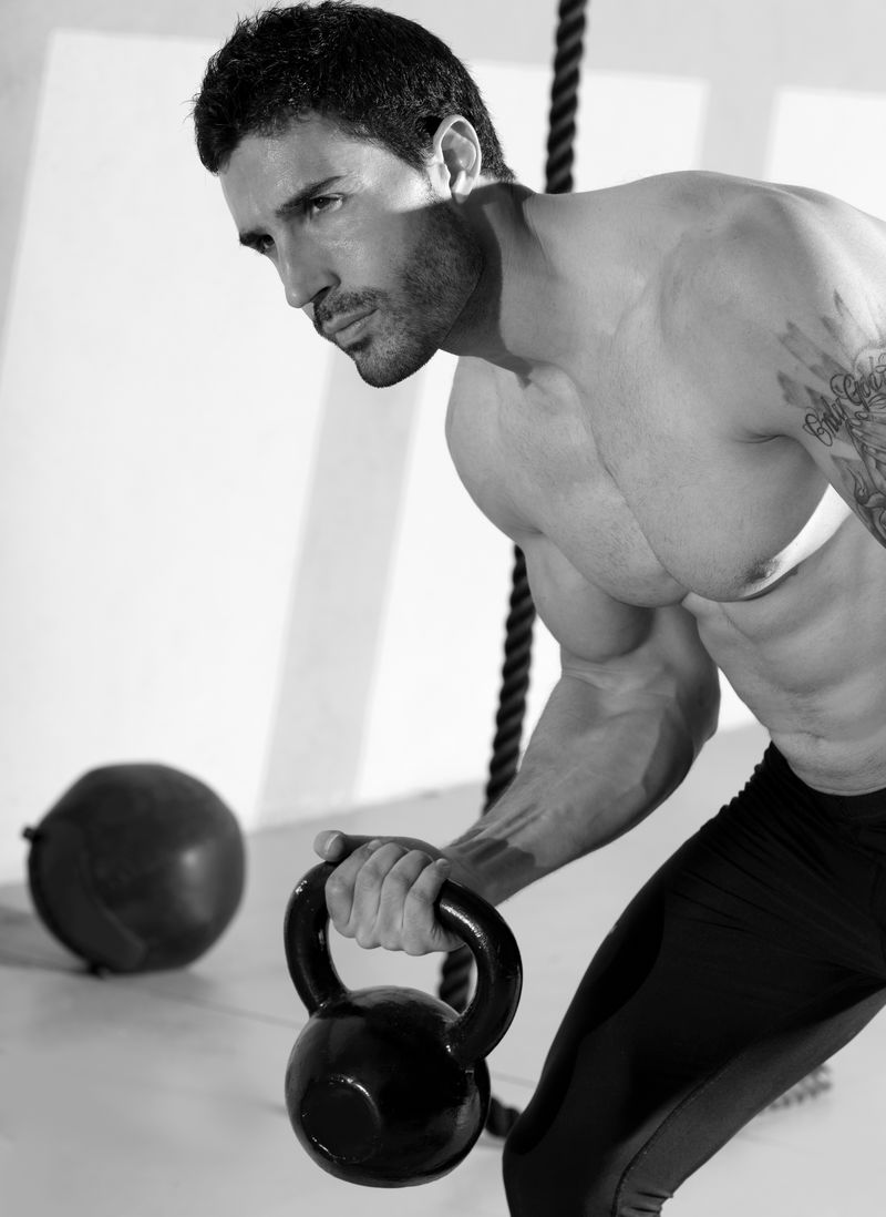 CrossFit男子举重壶铃训练练习