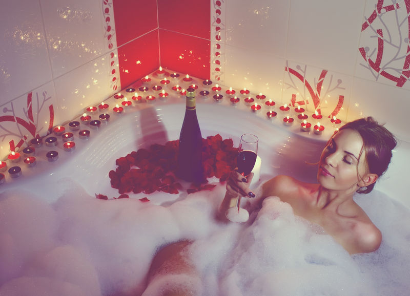 浴缸里洗花浴的美女