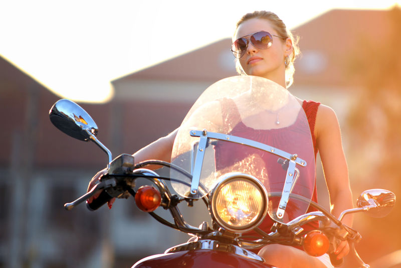 滑板车上微笑女孩的肖像-户外街道-复古拍摄-时装艺术照片