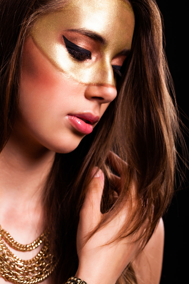 年轻女子与goldmaske