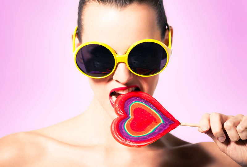 性感女人咬棒棒糖