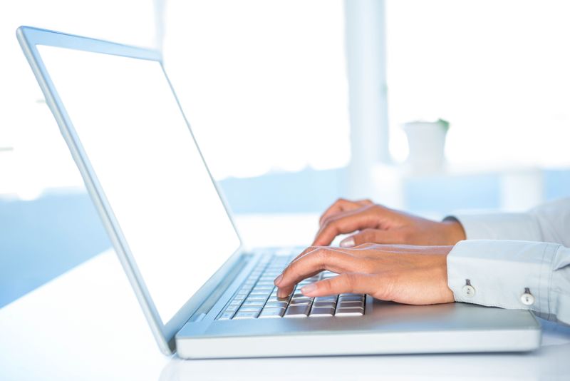 使用笔记本电脑裁剪的女性图像