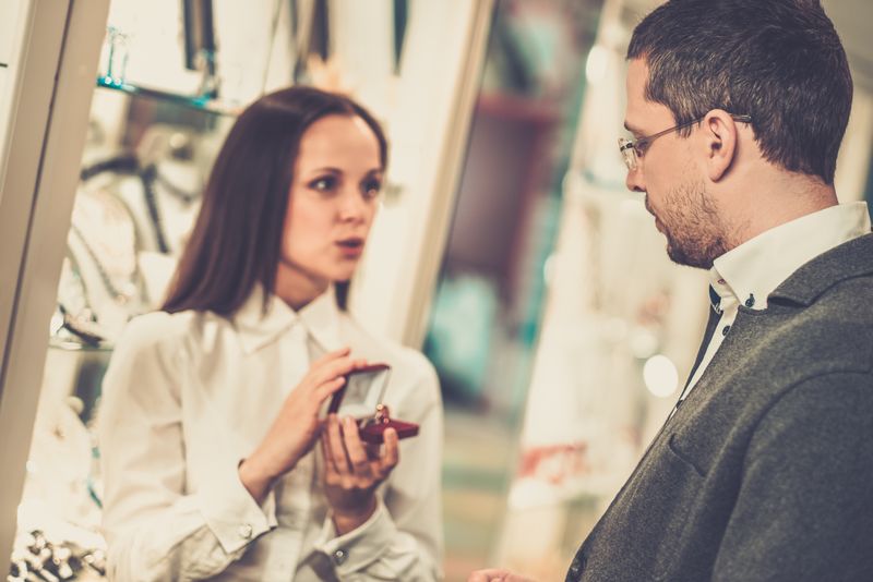 有助手帮助挑选珠宝