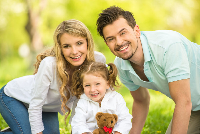 快乐的年轻家庭在户外野餐的形象