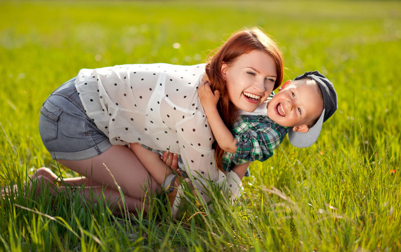 家庭幸福-年轻的母亲在户外和她的小儿子玩耍-做母亲-团结-花时间-有趣