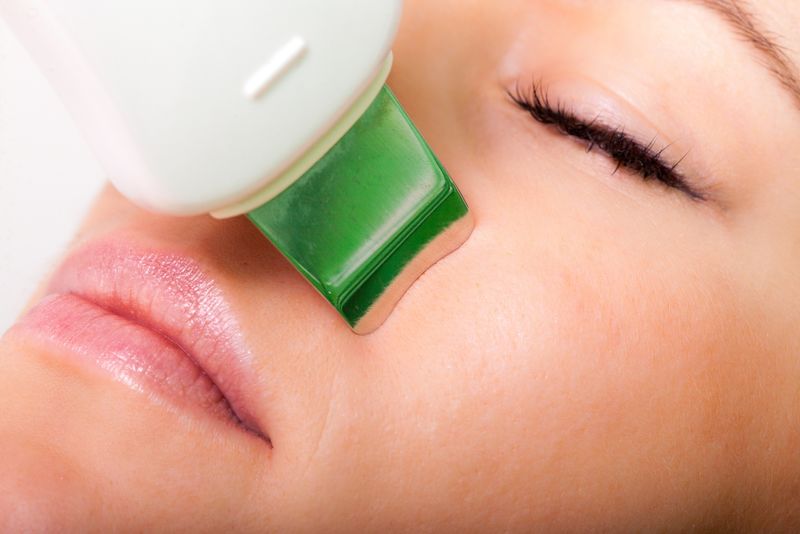 美容治疗理念-在SPA沙龙接受超声波皮肤清洁治疗的女性放松-身体护理健康的生活方式