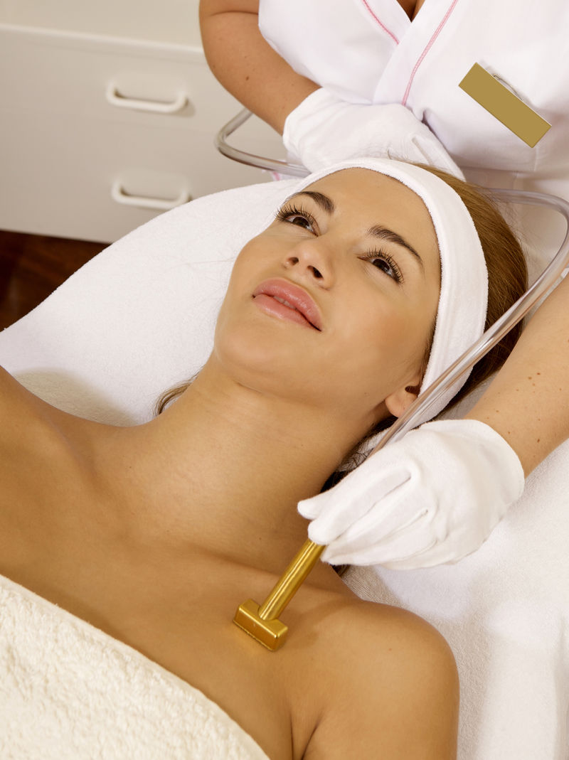 接受激光治疗的年轻漂亮性感的棕发美女照片-在医疗水疗中心接受激光面部治疗的女性皮肤恢复概念