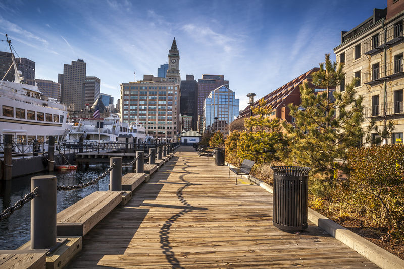 2013年6月20日阳光明媚的夏日-美国马萨诸塞州波士顿的波士顿港和金融区全景