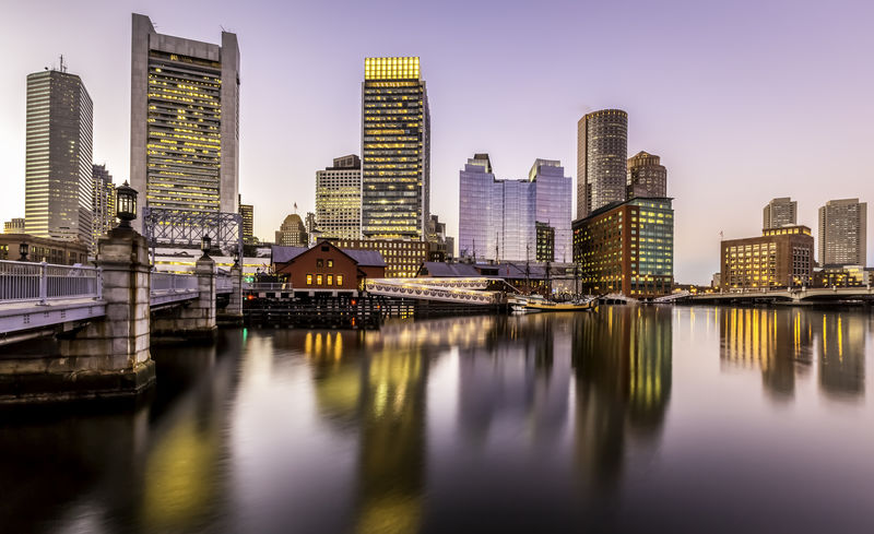 美国马萨诸塞州波士顿日落时的全景图展示了日落时金融区的建筑