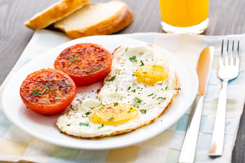 早餐配炒鸡蛋和番茄