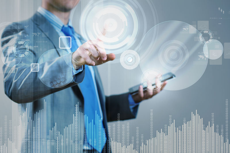 女商人手指触摸屏画面