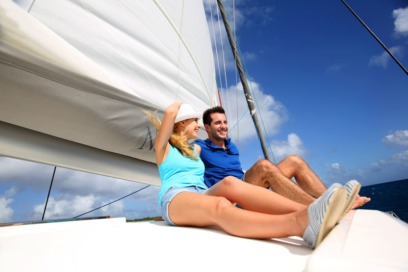 加勒比海双体船上愉快的一对