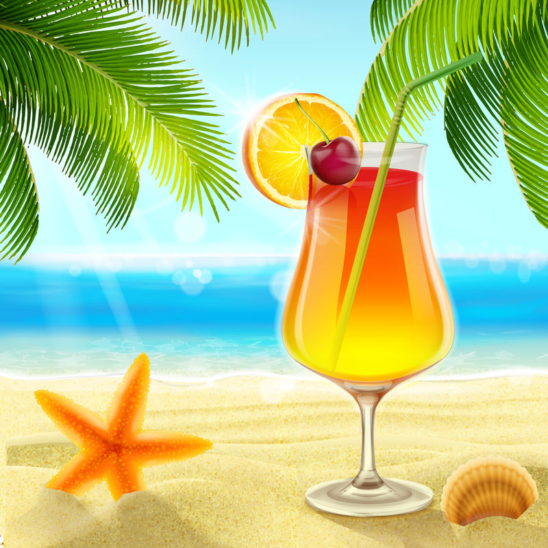 桌上和海滩景观上的夏日饮品