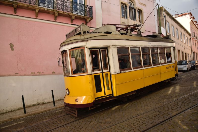 葡萄牙里斯本-2015年7月17日：葡萄牙里斯本大教堂前的历史黄色有轨电车