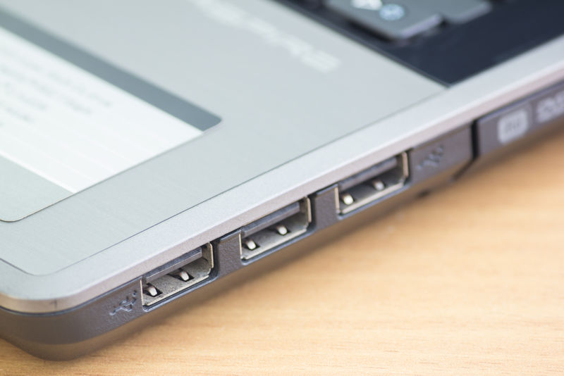 带USB端口的笔记本电脑