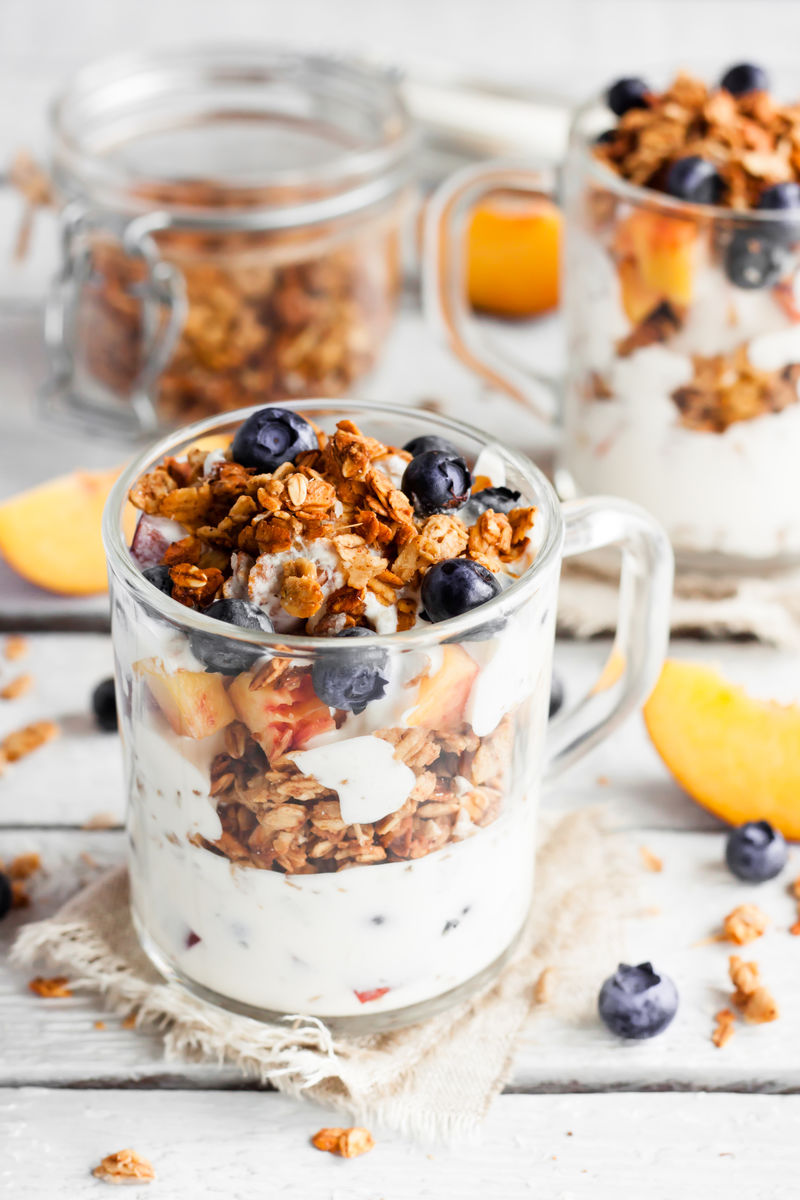 带酸奶和浆果的格兰诺拉麦片