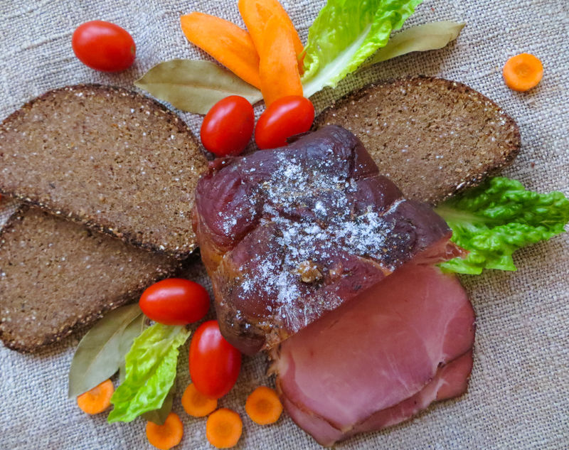 干肉、火腿、香肠、熏肉派，按照传统食谱制作，连同面包和蔬菜一起食用。