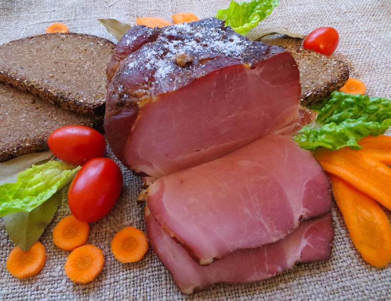 干肉、火腿、香肠、熏肉派，按照传统食谱制作，连同面包和蔬菜一起食用。