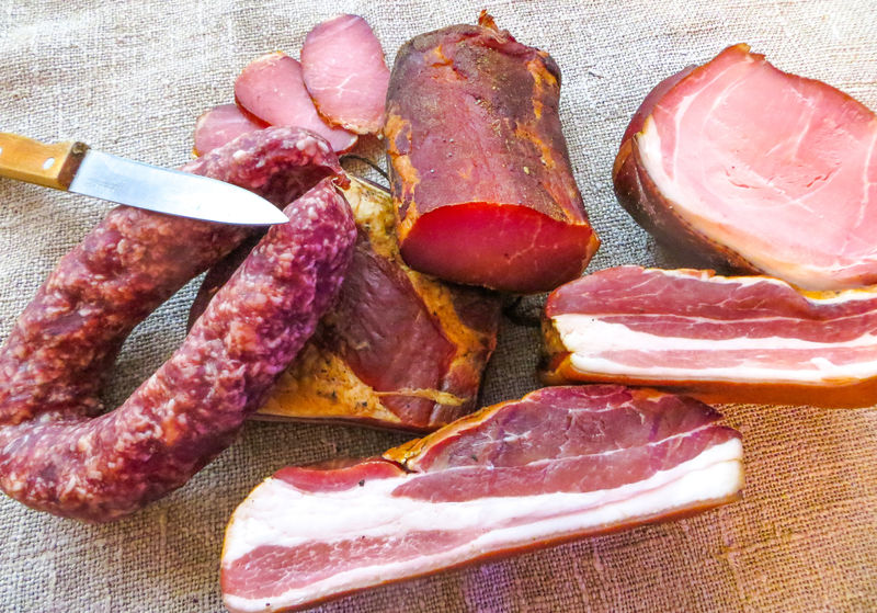 干肉、火腿、香肠、熏肉派，按照传统食谱制作，连同面包和蔬菜一起食用。