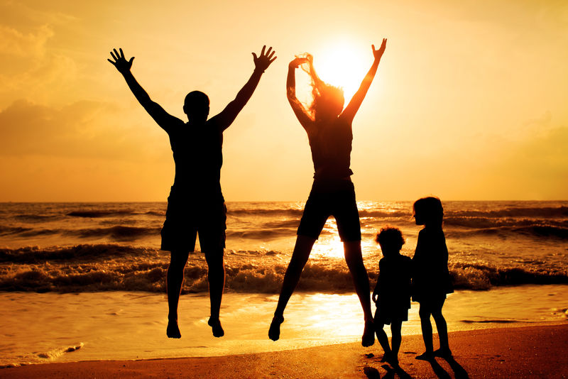 一家人在黎明时分跳上海滩