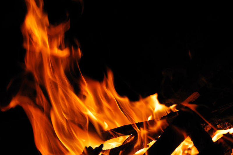 夜间燃用木柴和火焰