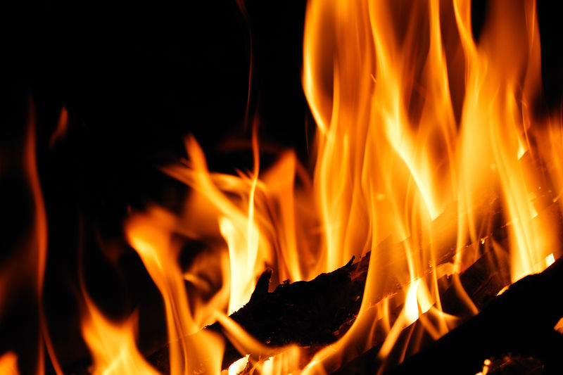 夜间燃用木柴和火焰