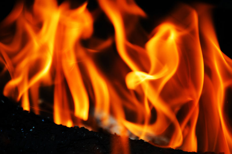 黑色背景上燃烧的火焰