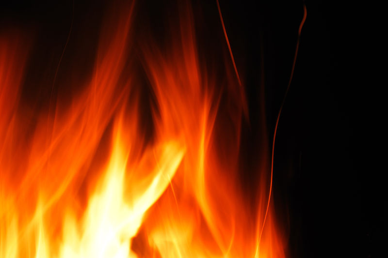 黑色背景上燃烧的火焰